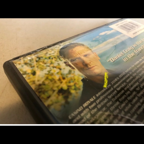 James Bond in Casino Royale (DVD, 2007, 2-Disc Set, Widescreen Edition PG-13) - Picture 9 of 10